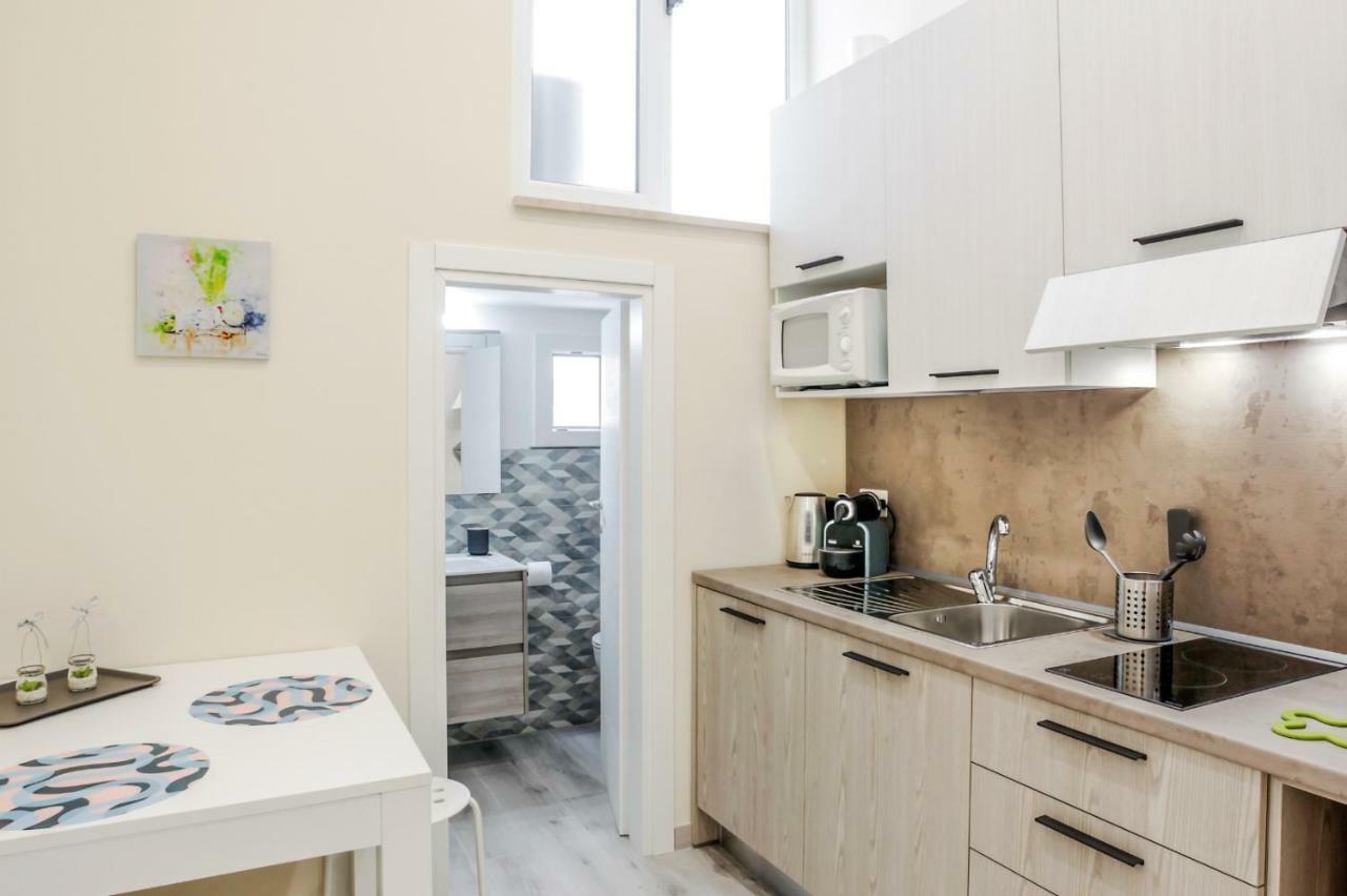 Bari Centrale Railway Station Apartment Bagian luar foto