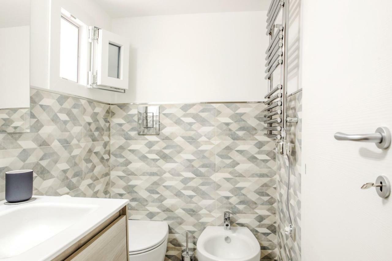 Bari Centrale Railway Station Apartment Bagian luar foto