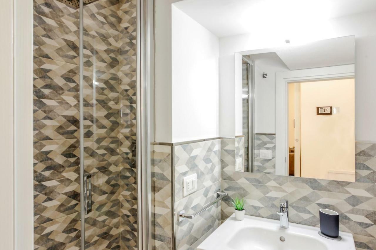 Bari Centrale Railway Station Apartment Bagian luar foto