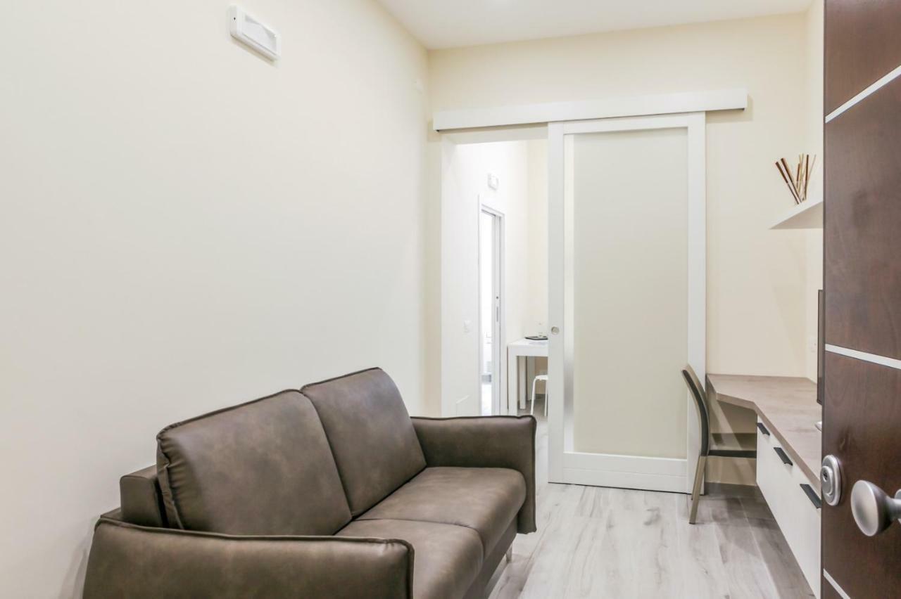 Bari Centrale Railway Station Apartment Bagian luar foto